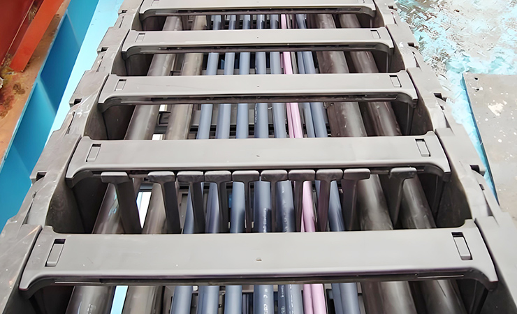 较小的电缆应置于中心位置