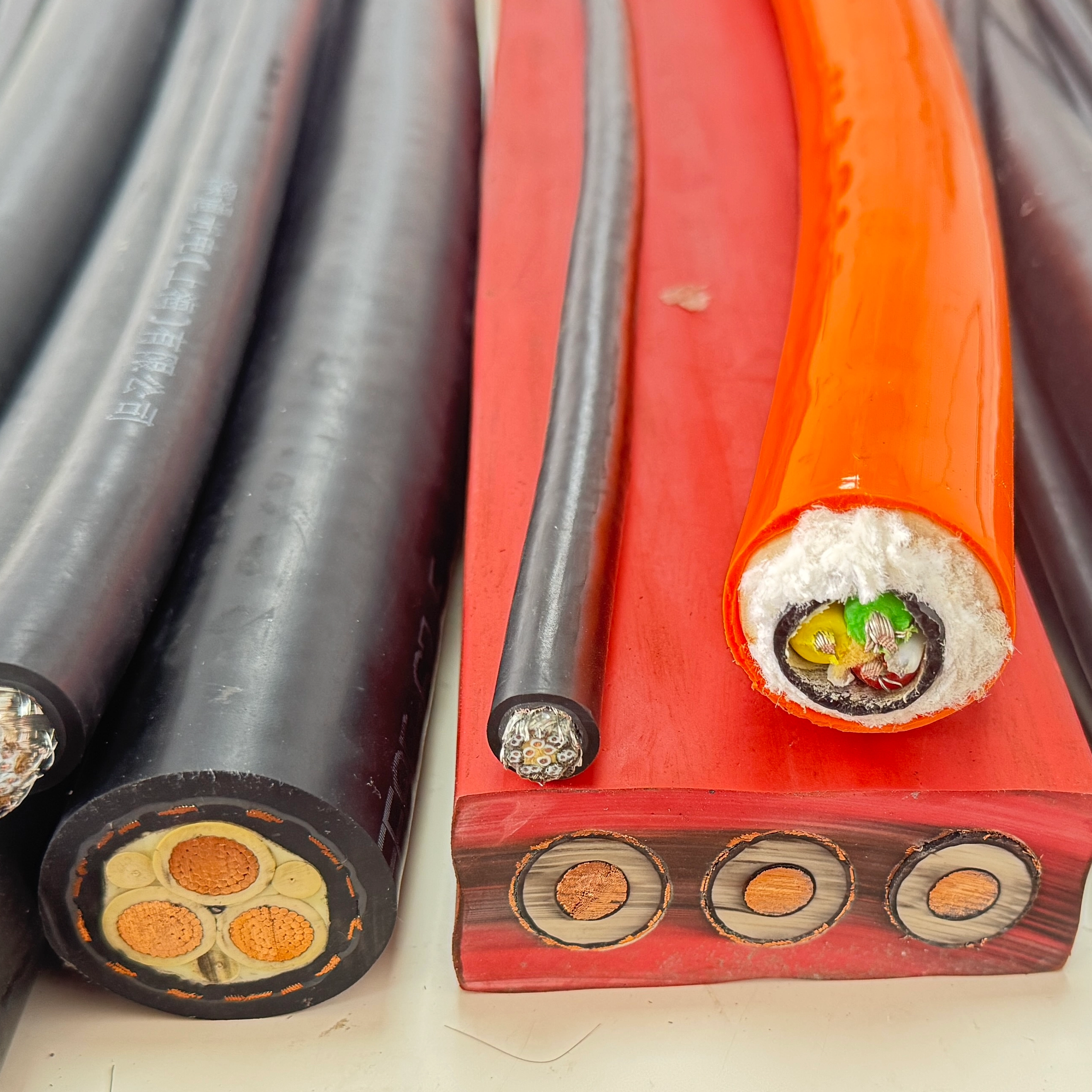 PUR 电缆与 PVC 电缆：主要区别以及如何选择合适的工业电缆